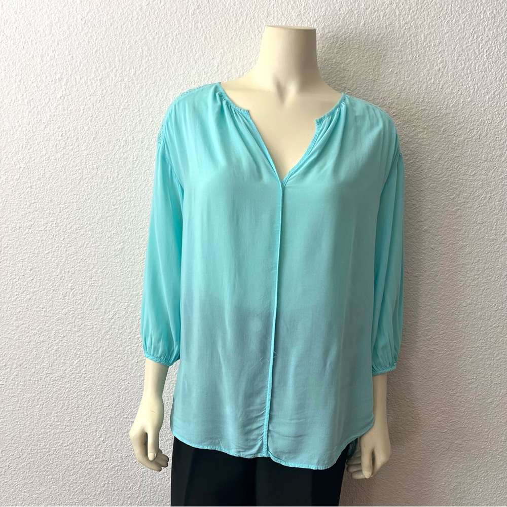 STYLUS Blue Green Relaxed V-Neck Lace Hi Low Hem Blouse